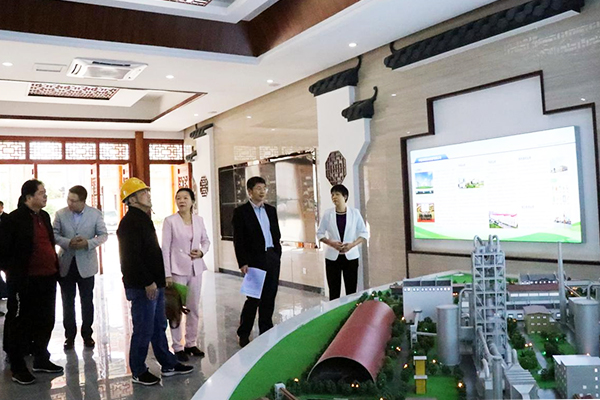 調研組參觀(guān)主廠(chǎng)房一樓展示廳、智能中央控制室01.jpg